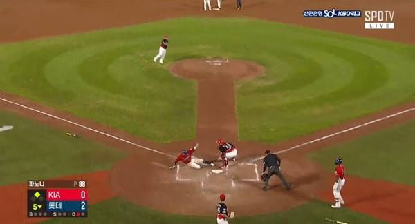 소크라테스의 포구 미스를 틈타 홈까지 들어온 손성빈. ⓒSPOTV 중계화면 캡처