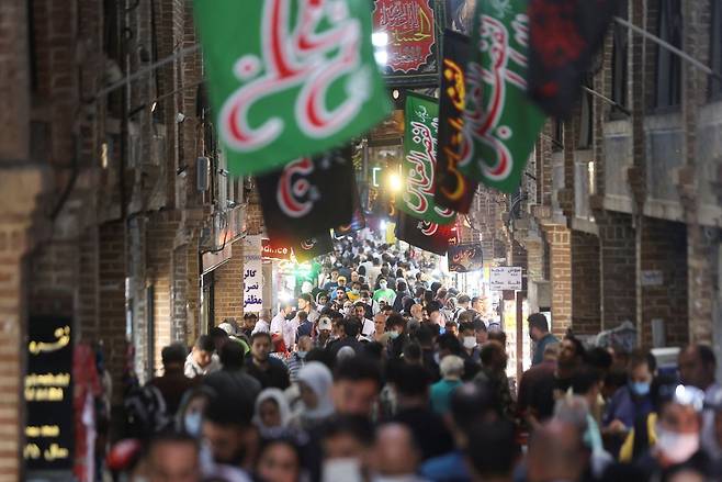 이란의 수도 테헤란의 밤거리. /로이터 연합뉴스