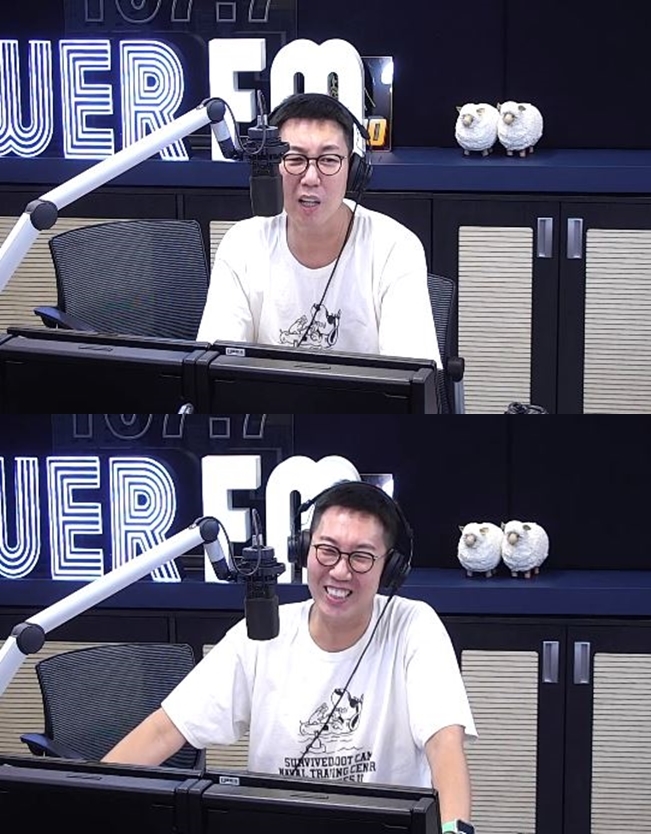Kim Young-chul talked about a year ago.On August 11, SBS PowerFM Kim Young-chuls PowerFM, Kim Young-chul communicated with the listener.Its been a year since I heard iron wave M, said a listener on the day. At that time, I heard it lying in bed, but now Im listening to it on my way to work.Kim Young-chul, congratulating her on getting a job, said, Radio seems to feel different from place to place. Thats why DJing is so important. Lets talk about me, which is different from a year ago.He added, I looked at it all the time on August 11 and saw that it was playing tennis. After a year, I cant play tennis anymore.Meanwhile, Kim Young-chul recently underwent surgery for a ruptured knee cartilage. Known as a jogging enthusiast, he admitted that it was his fault that he did not stretch before and after. It is a meniscus rupture.The cartilage of the right knee was easily torn. 