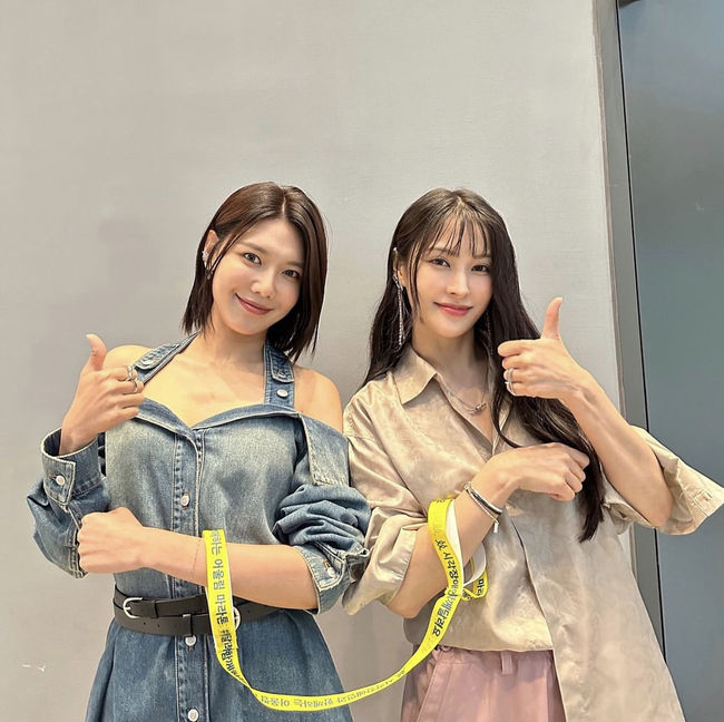 KARA Park Gyu-ri took a picture with Girls Generation Sooyoung.On the 12th, Gyuri said, The Marathon with the visually impaired will be held on September 16th. We have worn the lead strap used for the actual marathon together with our Sooyoung, who has a relationship with Alunext. With the meaning of the self, I promoted the blind marathon.Gyuri said, For pre-registration of Marathon, please refer to the official Marathon Instagram and official website until August 25th!(The Marathons sponsorship and participation fee will be fully used for the improvement and development fund for the visually impaired.) Netizens responded positively to Gyuris post, saying, Its good to have a good article at the same time these days, and Its better to encourage good deeds and to look better together.On the other hand, KARA Gyuri and Girls Generation Sooyoung released a memorial album that celebrated the 15th anniversary of debut last year.silica channel