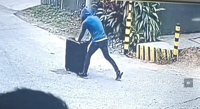 10일(이하 현지시간) 30대 남성 한 명이 한인 교포의 집에 침입해 피해 아동을 납치한 뒤 대형 여행 캐리어에 넣고 이동하는 모습