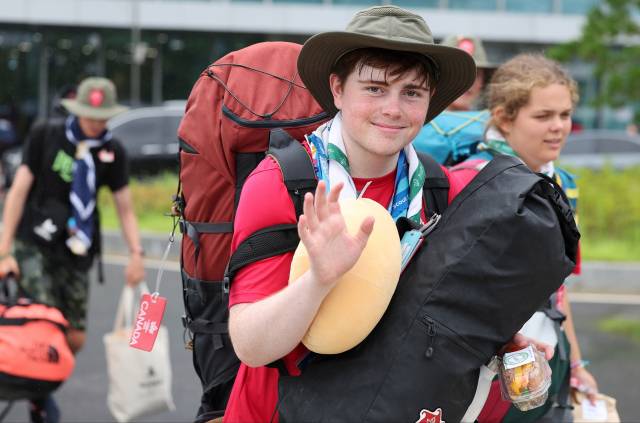 ▲12일 오전 경기 수원시 아주대학교 기숙사에 머물던 캐나다 잼버리 대원들이 출국을 위해 공항을 향하는 버스로 이동하고 있다. ⓒ연합뉴스