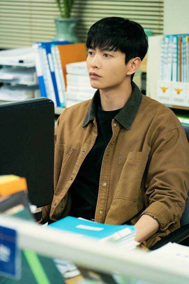 The production team of JTBCs Saturday-Sunday drama  ⁇ heapily ⁇  (directed by Kim Seok-yoon, Choi Bo-yoon, playwright Lee Nam-gyu, Oh Bo-hyun and Kim Da-hee) released photos of a comic combination of Han Ji-min and Lee Min Ki that was recaptured at the police station on the 13th ahead of the second episode.In addition, a branch office Sun-woo Kim (Suho)s self-luminous visuals add to the shining beach walk.According to the production crew, Bong Ye-bun had a psychic ability to see the past while touching the cows buttocks for treatment on the day of the meteor, and even got carried away by Sentence fever while experimenting with an unbelievable psychic ability, and their bad relationship began.From the first meeting, I was busy with a branch office Sentence, like Tom and Jerry.The photo released by the production crew once again shows the reunion of the two. Somehow, Bong Ye-buns disheveled look, which became a regular at the police station, evokes laughter.The chemistry of the two people gives a smile to the Sentence column, which looks at such a barrage. What kind of trouble will the barrage of Sentence be hit this time?The production team said that the smile of the branch office Sentence fever will continue, and that the Sentence fever, which has become frustrated with the performance of returning to the branch office, I hope you will look forward to it.  ⁇ heapily  ⁇  2 times will be broadcast at 10:30 pm on the 13th.