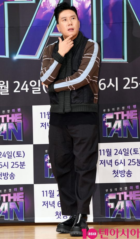 Lee Sang-min, a broadcaster who cosplayed as a debtor for many years, has been tagged as a debtor in 18 years.He called the former GFriend a girl through Broadcasting, frowned upon by evaluating the Photograph Public release and appearance.In the Ugly One-sided wintergreen broadcasted on the 13th, Lee Sang-min was shown a clean Theorem with the help of space creator Lee Ji-young.Lee Sang-min found his old camera while Theorem was at home. Kim Jun-ho said, You dont have to throw away the memories. Lee Sang-min pulled out an old camera saying, Its all memories.While Lee Sang-min was checking the photograph in the camera memory, a woman was caught. Kim Jun-ho asked, Who is it?Lee Sang-min replied, Usually, and confessed that he was a GFriend in the past.Lee Sang-min confessed that he had borrowed money around him to buy the crab that GFriend wanted to eat at the time when he had no money.Kim Jun-ho, who watched the photogram, admired the beauty of the women in the photogram, saying, It is beautiful. Kim Hee-sun plus Kim Jun-ho feeling. Lee Sang-min said, Photograph did not come out.When Kim Jun-ho asked, How many years have you been dating? Lee Sang-min replied, I was the last person I dated. I have been dating for three to four years.After the Ugly One-sided Wintergreen was broadcasted, Chatter was involved in Lee Sang-mins former GFriend Photograph Public release on SNS and online communities.An official of Ugly One-sided wintergreen said, We asked the parties before broadcasting for prior consent.According to the official, after consulting with the main character in the Photograph, Mosaic Churry was sent to Broadcasting.Lee Sang-min, who appeared in Broadcasting, has a total of 20 photos of GFriend.The Ugly One-sided wintergreen production team showed Lee Sang-min zooming in on the camera in the camera.Some of the photos released by Lee Sang-min were seen as backlighting, and only the silhouette of the woman wearing the viniki was released.The sunglasses-clad Photography appeared as it was without Blur Churry - a recognisable look for an acquaintance.Also, the photographer who did not use sunglasses became Blur Churry, but this was also a photographer who could know if he was an acquaintance.Our hated one-sided wintergreen official said he had Churried Mosaic after the consultation, but it was only part of the photogram.Although the photographer public release said that the parties agreed, did Lee Sang-min have to express the former GFriend as a girl? Of course, there may have been a story, so it may have been expressed as a girl.In addition, Kim Jun-ho evaluated the appearance by mentioning the name of the entertainer. Lee Sang-min also said, The real thing is more beautiful.Lee Sang-min, who said he paid off his debt of 6.9 billion won, said, Is that why? After his ex-wife, he now seems to be trying to create a new concept using former GFriend.Even if I had asked for prior consent regarding the Photograph Public release, would I have agreed to what I would call a girl?Lee Sang-min seems to have forgotten that it is Paul Manafort to keep his own memories.