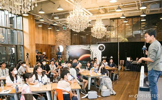 지난 7월 서울에서 진행된 '우주 인문학 컨퍼런스'에서 경희대학교 물리학과 김상욱 교수가 '우주의 조약돌' 2기 학생들에게 강연하고 있다. /사진제공=한화에어로스페이스