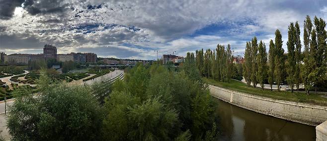 서울시가 경부간선도로 벤치마킹 대상으로 삼는 스페인 마드리드시 리오공원. 이 공원은 원래 M30고속도로였지만, 고속도로를 지하로 내리고 상부에 공원을 조성했다. 중앙일보