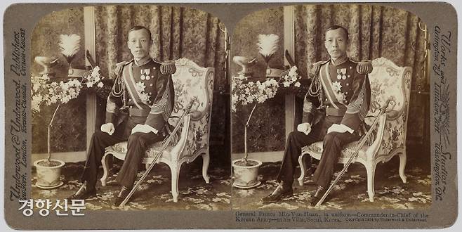 충정공 민영환(1861~1905)의 사진. 대한제국 원수부 총장을 맡았던 1904년을 즈음하여 찍은 사진이다. 서구식 예복에 칼을 차고 앉아 있는 모습이다.|국립중앙박물관 제공