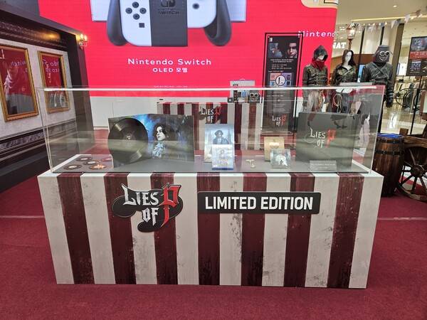 - 한정판 '콜렉터즈 에디션' 구성품이 전시되어 있다