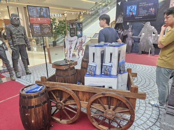 - 나무통 위 LP 플레이어가 시선을 강탈한다