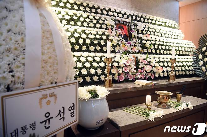 지난 4월 7일 오전 서울 중앙대학교병원 장례식장에 마련된 원로가수 고(故) 현미(본명 김명선)의 빈소에 윤석열 대통령이 보낸 근조화환이 놓여 있다. ⓒ News1 사진공동취재단
