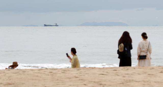 지난 2019년 8월 23일 부산 해운대해수욕장서 일본 쓰시마섬이 보인다. 연합뉴스 자료사진