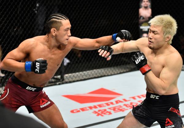 마동현(왼쪽)은 김상욱과 롱주의 로드 투 UFC 준결승을 앞두고 롱주의 손을 들어줬다.(사진=UFC)
