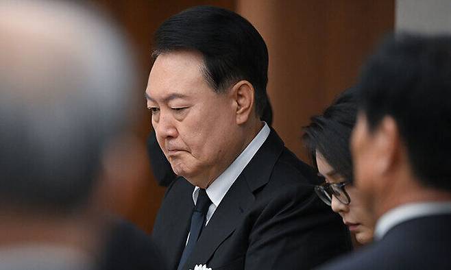 윤석열 대통령과 부인 김건희 여사가 17일 오전 서울 서대문구 신촌세브란스병원 장례식장에서 열린 부친 윤기중 연세대 명예교수의 발인식에 참석하고 있다. 대통령실 제공