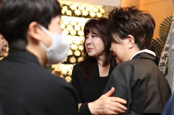 지난 4월 11일 오전 서울 동작구 중앙대학교병원 장례식장에서 엄수된 고(故) 현미의 영결식에서 조카 가수 노사연이 가족과 슬픔을 나누고 있다. 뉴스1