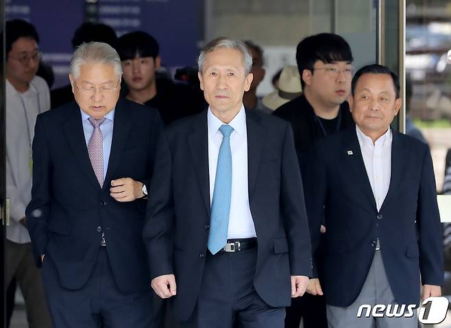 이명박 정부 시절 군 사이버사령부의 정치 관여 활동에 개입한 혐의로 기소된 김관진 전 국방부 장관이 18일 오전 서울 서초구 서울고등법원에서 열린 군형법상 정치관여 혐의 등 파기환송심 선고공판에서 징역 2년을 선고 받은 뒤 법정을 나서고 있다. 2023.8.18/뉴스1 ⓒ News1 장수영 기자