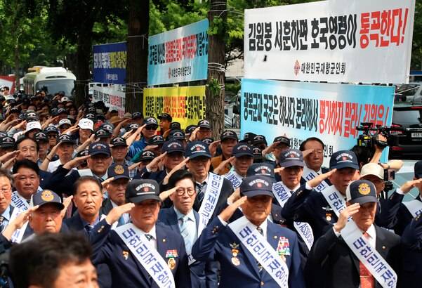 예비역 군인단체인 재향군인회 회원들이 서울 여의도 광복회관 앞에서 열린 김원웅 광복회장에 대한 '규탄 집회'에 모여 국기(國旗)에 대해 경례하고 있다. 김원웅 회장은 이승만 정부를 '친일 정권'이라며 비난했다./조선일보DB