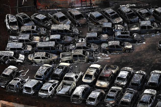 하와이 산불 화마가 덮치고 간 자리. 자동차들이 모두 불 타 있다. /AFP 연합뉴스
