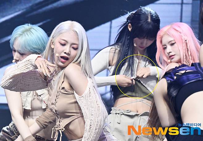 타이틀 ‘슬레이(SLAY)’무대를 선보이던 중 멤버 시현이 상의 고정이 풀린 걸 확인 후 급하게 의상을 살펴보고 있다.