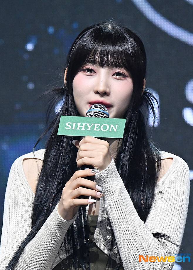 시현은 간담회에서 “갑자기 옷이 풀려 상의가 내려갈 뻔 했다” 며 “아쉬움이 남지만 그럼에도 잘 봐 주셔서 감사하다”고 소감을 밝혔다.