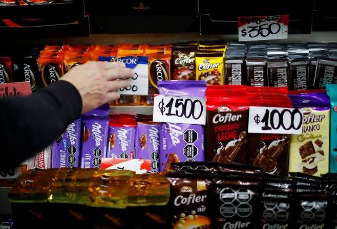 부에노스아이레스의 상점 주인이 초콜릿 판매 가격을 올리고 있다. [이미지출처=연합뉴스]
