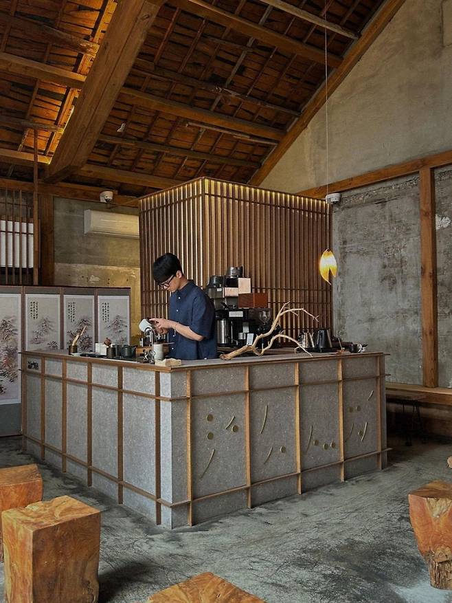 Inside Ongozisin main store in Sharosugil, Seoul (Ongozisin)