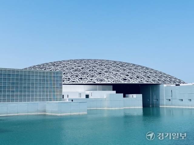 세계적인 건축가로 손꼽히는 장 누벨(프랑스)이 르부르 아부다비 박물관을 마치 바다 위에 떠 있는 듯한 모습으로 설계했다. 김형수기자