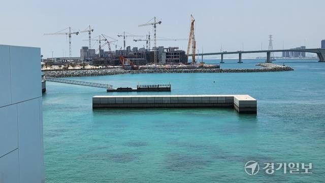 아부다비 정부가 사디얏섬을 문화예술지구로 지정한뒤 잇따라 건립되는 박물관과 미술관. 김형수기자