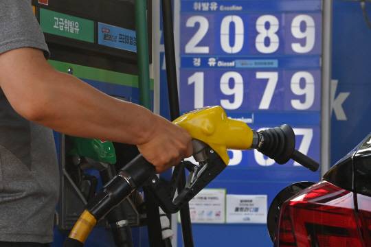 휘발유 가격 7주 연속 상승5 서울 시내 한 주유소에 유가정보가 표시돼 있다. 연합뉴스