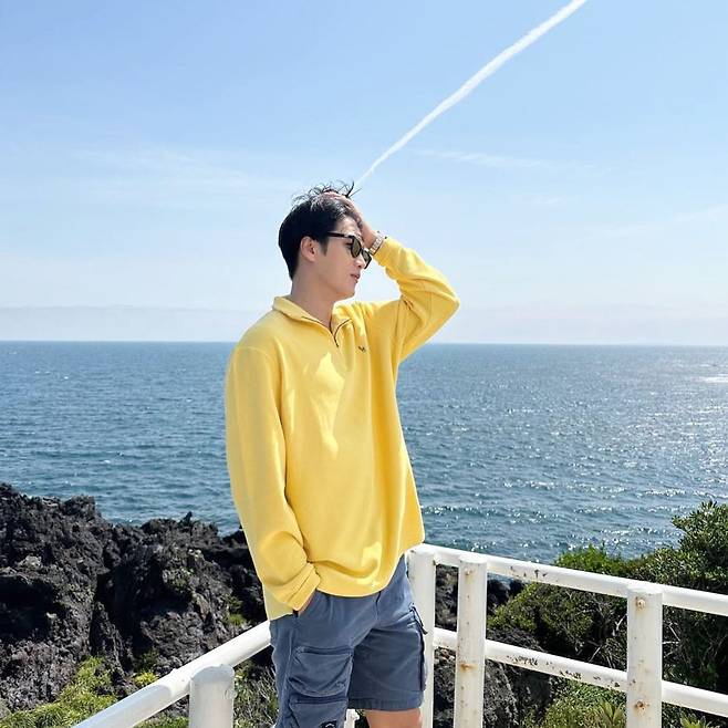 Actor Ahn Bo-hyun showed off his perfect visuals and focused attention on netizens.On the 20th, Ahn Bo-hyun posted several photos on his personal SNS without any comment.Ahn Bo-hyun in the public photo is a picture taken in the background of the sea, especially his distinctive features and perfect physical admiration.The netizens who watched this  ⁇   ⁇  Our actors are shorts, the sea and the sky are really so good.  ⁇   ⁇   ⁇ ,  ⁇   ⁇  I want to fly as a wind  ⁇   ⁇ ,  ⁇   ⁇   ⁇   ⁇   ⁇   ⁇   ⁇   ⁇ .IMBC  ⁇  Photo Source: Ahn Bo-hyun SNS