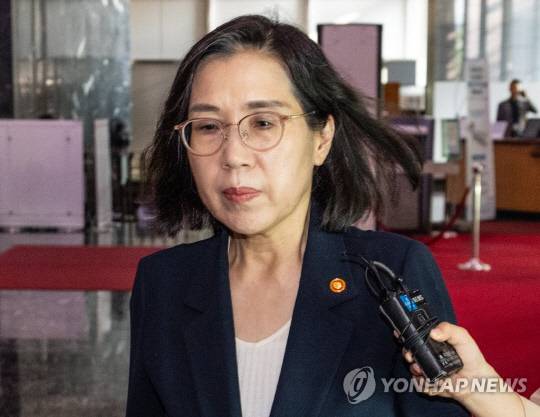 김현숙 여성가족부 장관이 지난 18일 서울 종로구 정부서울청사로 출근하다 취재진의 잼버리 사태 관련 질문을 받고 있다.<연합뉴스>