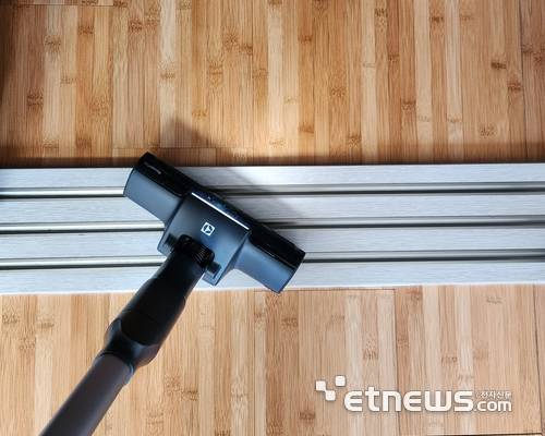 얼티밋홈 700 라이트 무선청소기에 LED PowerPro 롤러를 끼우고 중문 문턱을 청소하고 있다. 김신영 기자