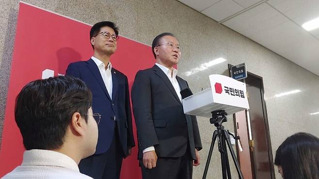 ▲윤재옥(오른쪽) 국민의힘 원내대표가 22일 오전 국회 본관 원내대표실 앞에서 열린 원내대책회의 후 백브리핑에서 방송문화진흥회 이사장 등 KBS MBC EBS 이사 무더기 해임이 국민의힘이 비판해온 방송장악이 아니냐는 질문에 답변하고 있다. 사진=조현호 기자