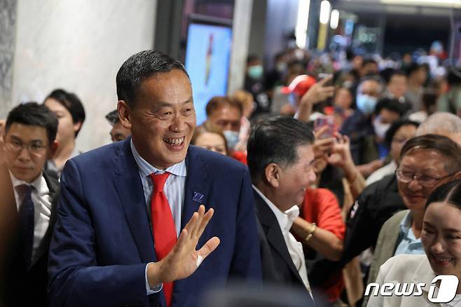 22일(현지시간) 부동산 재벌 출신 세타 타위신(60)이 제30대 태국 총리로 선출됐다. 사진은 이날 총리 당선 발표 후 지지자들과 인사하는 세타. 2023.08.22/ ⓒ 로이터=뉴스1 ⓒ News1 박재하 기자