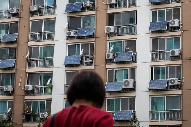 제10차 전력수급기본계획에 따르면 정부는 신재생 발전 비중을 2036년 30.6%까지 확대할 방침이다. 서울의 한 아파트 단지에 태양광 패널이 가구마다 설치돼 있다. / 뉴스1