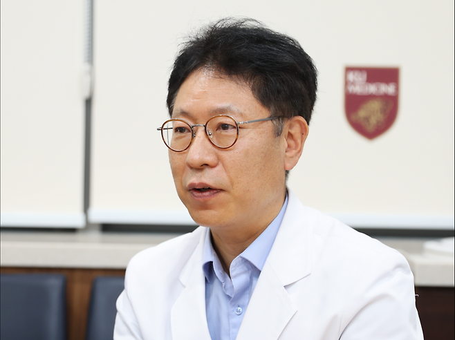 민병욱 고려대 구로병원 대장항문외과 교수는 일주일에 1, 2회 육류를 먹어도 대장암 발병 확률이 높아지지 않는다며 단백질 보충을 위해 고기를 충분히 먹어줄 것을 당부했다. 고려대 구로병원 제공