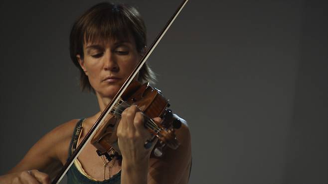 현역 최고의 바이올리니스트로 손꼽히는 빅토리아 물로바는 바로크와 현대, 퓨전과 재즈를 넘나드는 폭넓은 음악세계를 풀어낸다. 8월26일 예술의전당에서 리사이틀 공연을 펼친다. 누리집 갈무리