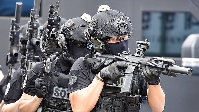 대구 중구청 주차장에서 열린 2023 을지연습 실제훈련에서 경찰특공대가 테러 진압작전을 펼치고 있다. 뉴시스