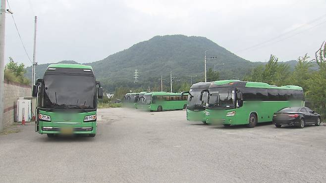강원도 원주의 한 전세버스 차고지. 최근 학교 10곳으로부터 현장체험학습 버스 임차 계약 취소 통보를 받았다.