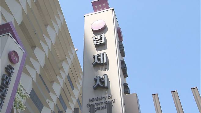 지난해 법제처의 도로교통법 법령해석에 따라, 현장 학습철 관광버스가 발이 묶일 위기에 놓였다.