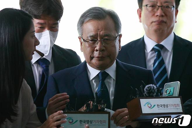 (서울=뉴스1) 안은나 기자 = ‘대장동 로비 의혹’을 받는 박영수 전 특별검사가 3일 오전 서울 서초구 중앙지방법원에서 특정경제가중처벌법(수재 등)·청탁금지법 위반 혐의와 관련, 두 번째 영장실질심사에 출석하고 있다. 2023.8.3/뉴스1 Copyright (C) 뉴스1. All rights reserved. 무단 전재 및 재배포 금지.
