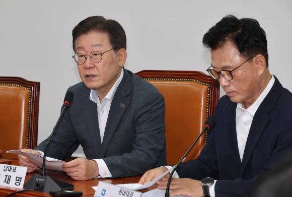 이재명(왼쪽) 더불어민주당 대표가 23일 국회 당 사무실에서 최고위원회의를 주재하고 있다. 연합뉴스