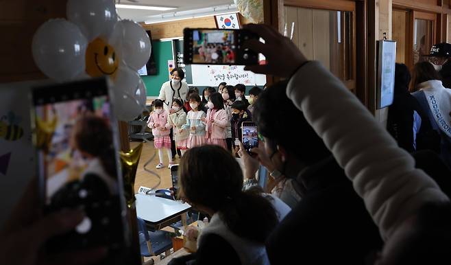 지난 3월2일 경남 창원시 한 초등학교 입학식 날 학부모들이 창문을 통해 교실 안 자녀의 모습을 지켜보고 있다. ⓒ연합뉴스