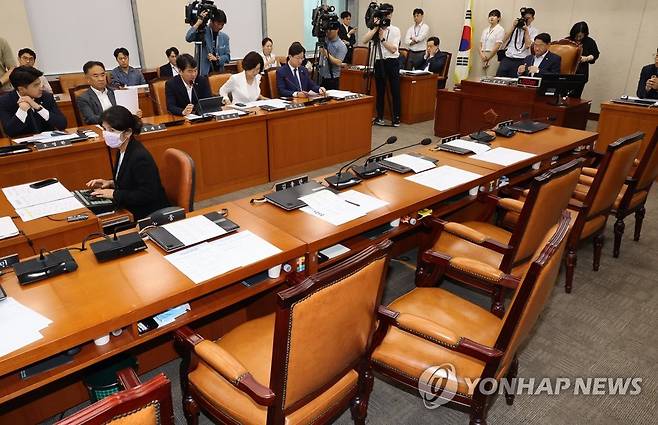 행안위 반쪽 공청회 (서울=연합뉴스) 한상균 기자 = 13일 국회 행정안전위원회 '이태원 참사 특별법' 입법 공청회가 국민의힘 의원들이 퇴장한 채로 열리고 있다. 2023.7.13 xyz@yna.co.kr