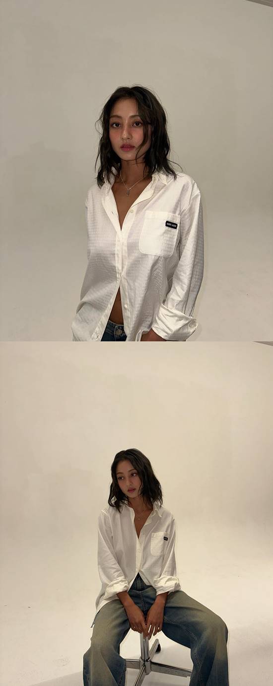 Twice Jihyo told me about the current situation.On the 24th, Jihyo posted several photos without any notice.In the photo, Jihyo shows simple styling by matching jeans to a white shirt. Jihyo, a brown-skinned woman, draws fans attention by showing a deadly charm that is not usually seen in TWICE.In another photo, Jihyo shows off her glamorous features and stares into the camera; she also poses in a chair to further enhance Jihyos look.Simple styling captures both the alluring and chic appeal.The netizens who saw it reacted like It looks much better than the cute concept, It made me debut in Solo and it was crazy and It can be so clear.On the other hand, Jihyo successfully released his 1st album ZONE on the 18th and finished his solo debut. Jihyo is continuing his song Killin Me Good as TWICE second solo artist after Nae Yeon.Photography = Jihyo