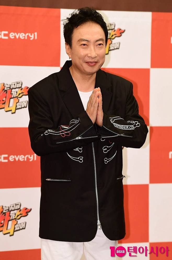 The comedian Park Myeong-sus Xiao Xin Talking stick is gathering topics every day.From the entertainment industry to social issues, Park Myeong-sus cider-style narration of not what it is is raising public sympathy.Park Myeong-su, who is in charge of KBS Cool FM Park Myeong-sus Radio show for 8 years from 2015.Although he has not been active in broadcasting since the end of Infinite Challenge in 2018, his topicality has been true on the radio.Park Myeong-su has been honest about his thoughts on issues that arise throughout society through radio.Although it is a controversial material, it is well received with the current era demanding honesty to do Xiao Xin Talking stick without hesitation.Park Myeong-su said, Tip culture is not compatible with Cage country. I know that Cage country is counted separately because it is a service fee. Tips literally express satisfaction with service.If youre asked for a tip, you also have the right to say no.If there is a tip culture in Cage country, no one will go to that store because it doesnt fit in Cage country. But its good to express it as a tip because youre grateful for the service, he said. You cant force it to be paid.Park Myeong-su also expressed his thoughts on the discharge of water from Japan, which began on the 24th.When you do the discharge of water on the Japanese side, you have to keep the principles and rules and do the discharge of water.I want to give relief to the people through transparent and accurate data, he said. I want to say Japan, but I do not hear it.Recently, Xiao Xin Talking stick on socially controversial crime, do not ask crime did not stop.Park Myeong-su said, I want to be a reality of education without Chi Mat Ba Ram in the application for Chi Mat Ba Ram.If you are a criminal who will commit a do not ask murder or assault, you should not ask the judges, but you should get the highest court sentence, he said. You do not have to get a reflection statement.Park Myeong-su said, Im going to make a lot of money and talk about it. Im about to make it.Whats the point of apologizing and apologizing for a single article? Its not over. The victim remains in my heart. I have to go and apologize until I accept it.If you lie that you have not done school violence, you have to leave this floor. Park Myeong-sus Xiao Xin Talking stick has sometimes caused repercussions and been controversial.However, Park Myeong-su vowed not to stop the Xiao Xin Talking stick, saying, I will continue my life for 31 years.The public hopes that Park Myeong-sus Xiao Xin Talking stick will continue to scratch the itch of the people because it is a public official, not a public official.