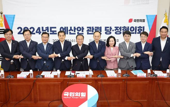 23일 국회에서 열린 2024년도 예산안 관련 당정협의회에서 국민의힘 윤재옥 원내대표(왼쪽 다섯번째)와 의원들, 추경호 경제부총리 겸 기획재정부 장관(오른쪽 다섯번째)과 정부 측 관계자들이 기념사진을 찍고 있다. (사진 = 연합뉴스)