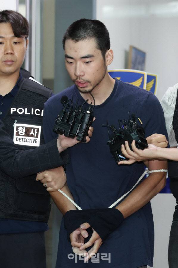 분당 서현역 일대에서 1명을 숨지게 하고 13명을 다치게 한 피의자 최원종(22)이 지난 10일 오전 경기도 수정구 태평동 경기성남수정경찰서에서 검찰로 구속 송치되고 있다 (사진=이영훈 기자)