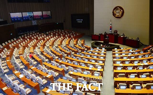우리나라 국회의원들이 받는 대우는 주요 선진국 의회와 비교해도 전혀 뒤지지 않는다. 급여(세비)와 수당은 물론, 의정활동에 필요한 각종 인적·물적 지원을 받는다. /더팩트 DB