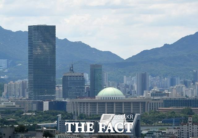 여야는 굵직한 이슈를 두고 정쟁에만 몰두하면서 민생과 정치 개혁과 관련한 입법화에 뒷짐을 지고 있다. 국회에 대해 '일하지 않는 국회'라는 부정적 인식이 강하다. /더팩트 DB