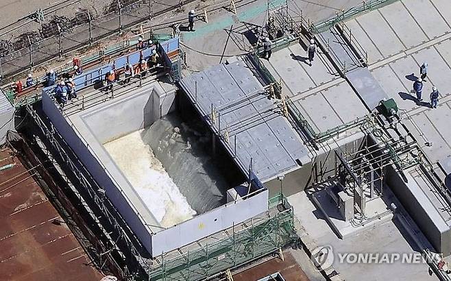 24일 오후 1시 3분께 오염수(일본 정부 명칭 '처리수') 해양 방류를 시작한 후쿠시마 제1원자력발전소 모습. [이미지출처=연합뉴스]